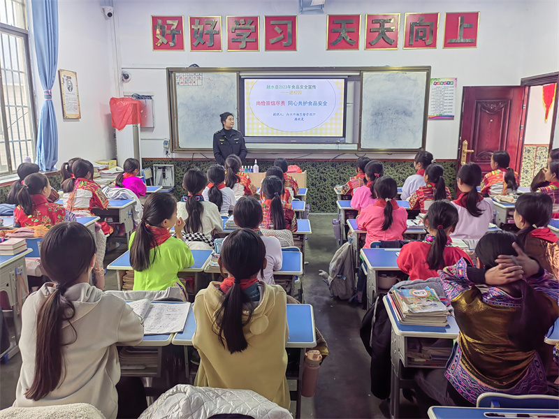 6.白云市场监管所给瑶族女童班上食品安全主题课.jpg