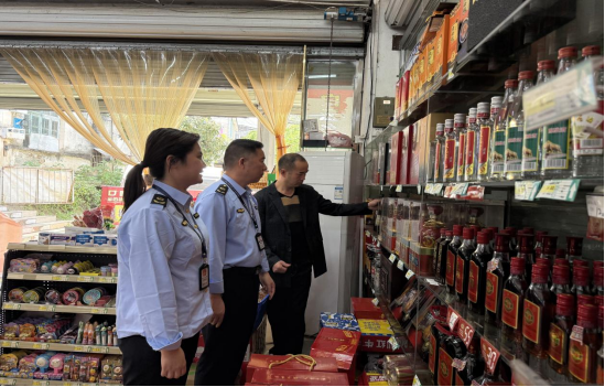 图为执法人员检查商超 (1).jpg