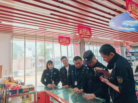 图为执法人员检查商超 (2).jpg