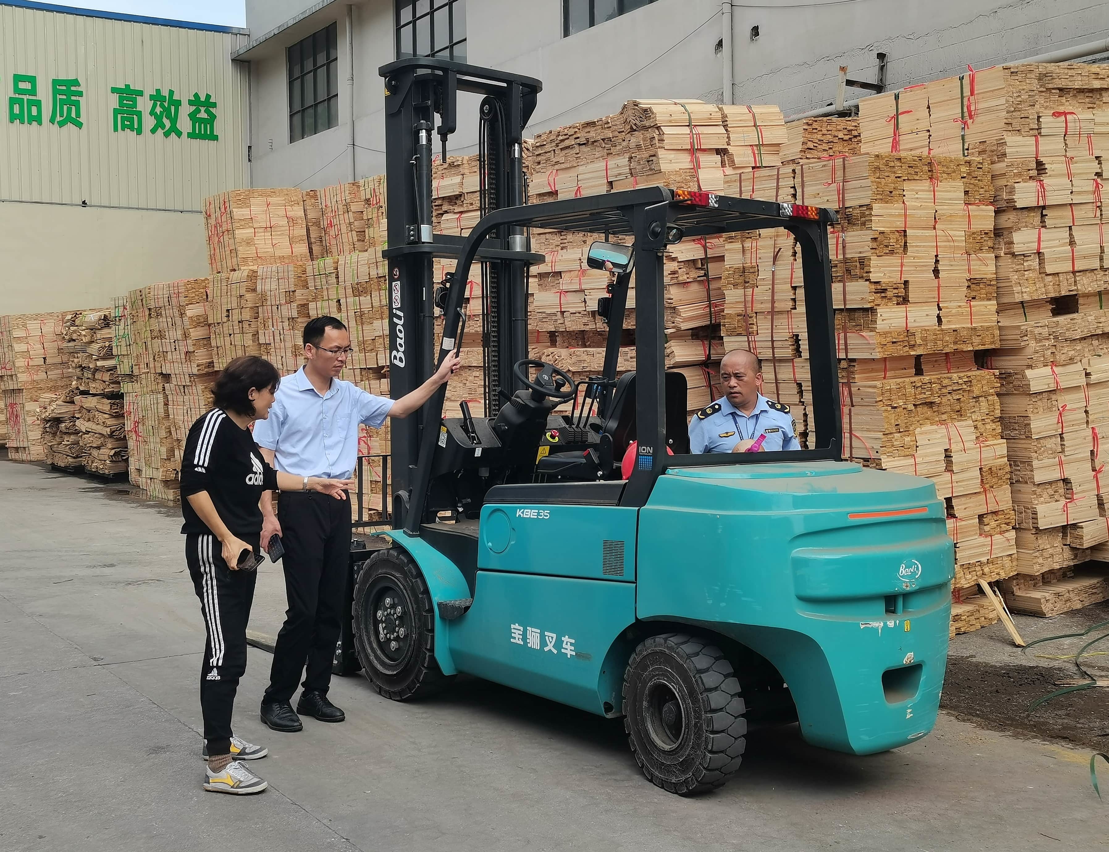 执法人员深入企业开展叉车、锅炉检查 (1).jpg