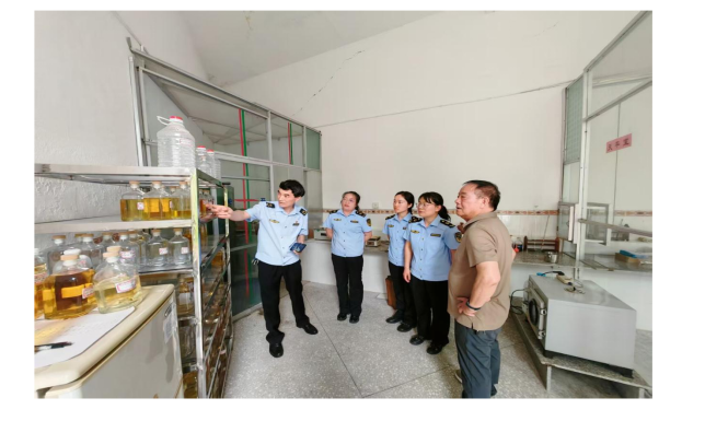 图为标准编写工作组在融水县苗窖重阳酒厂实验室调研.jpg