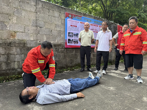 心肺复苏急救教学_副本.jpg