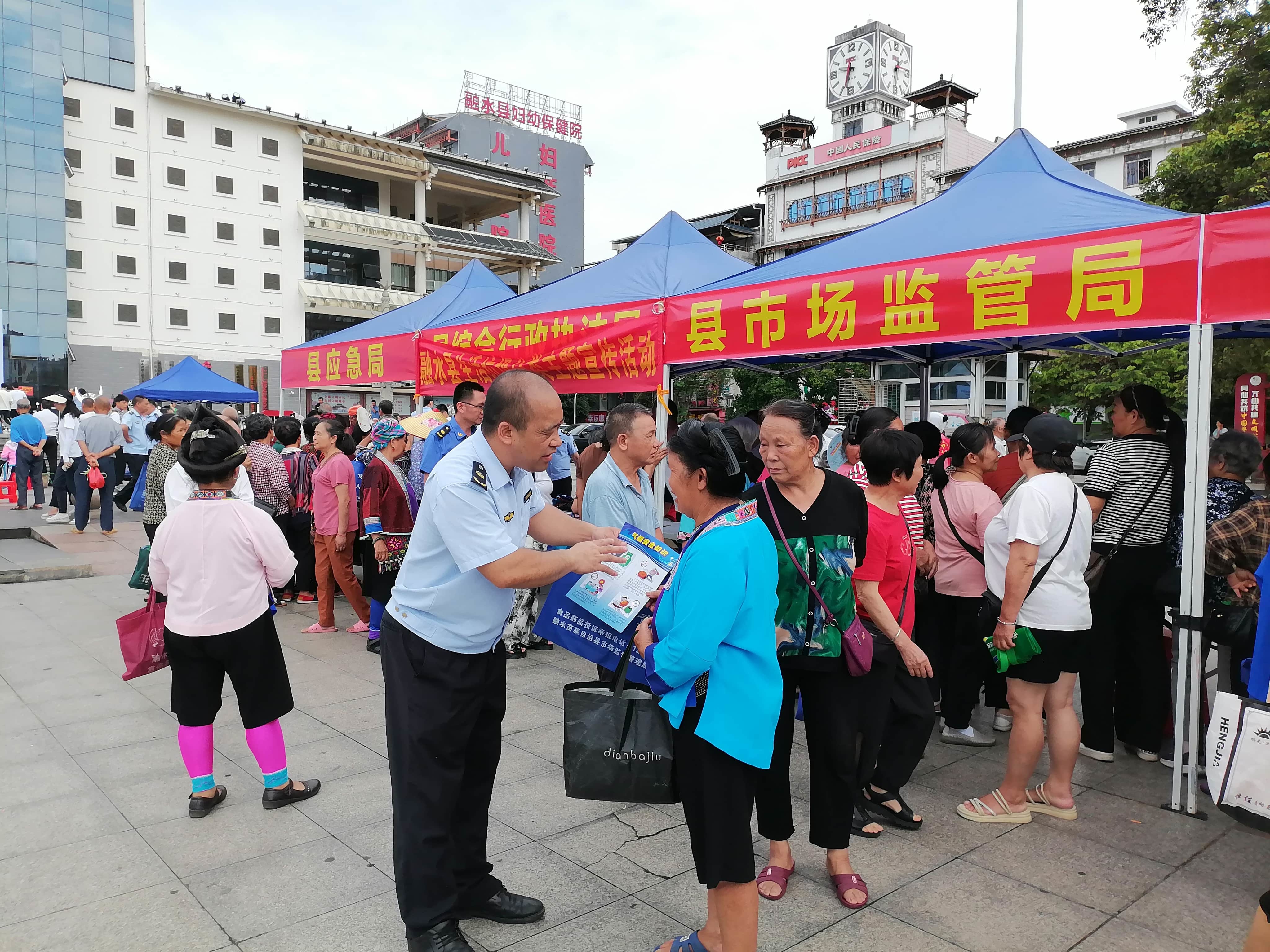 工作人员向群众宣传特种设备安全小知识 (3).jpg