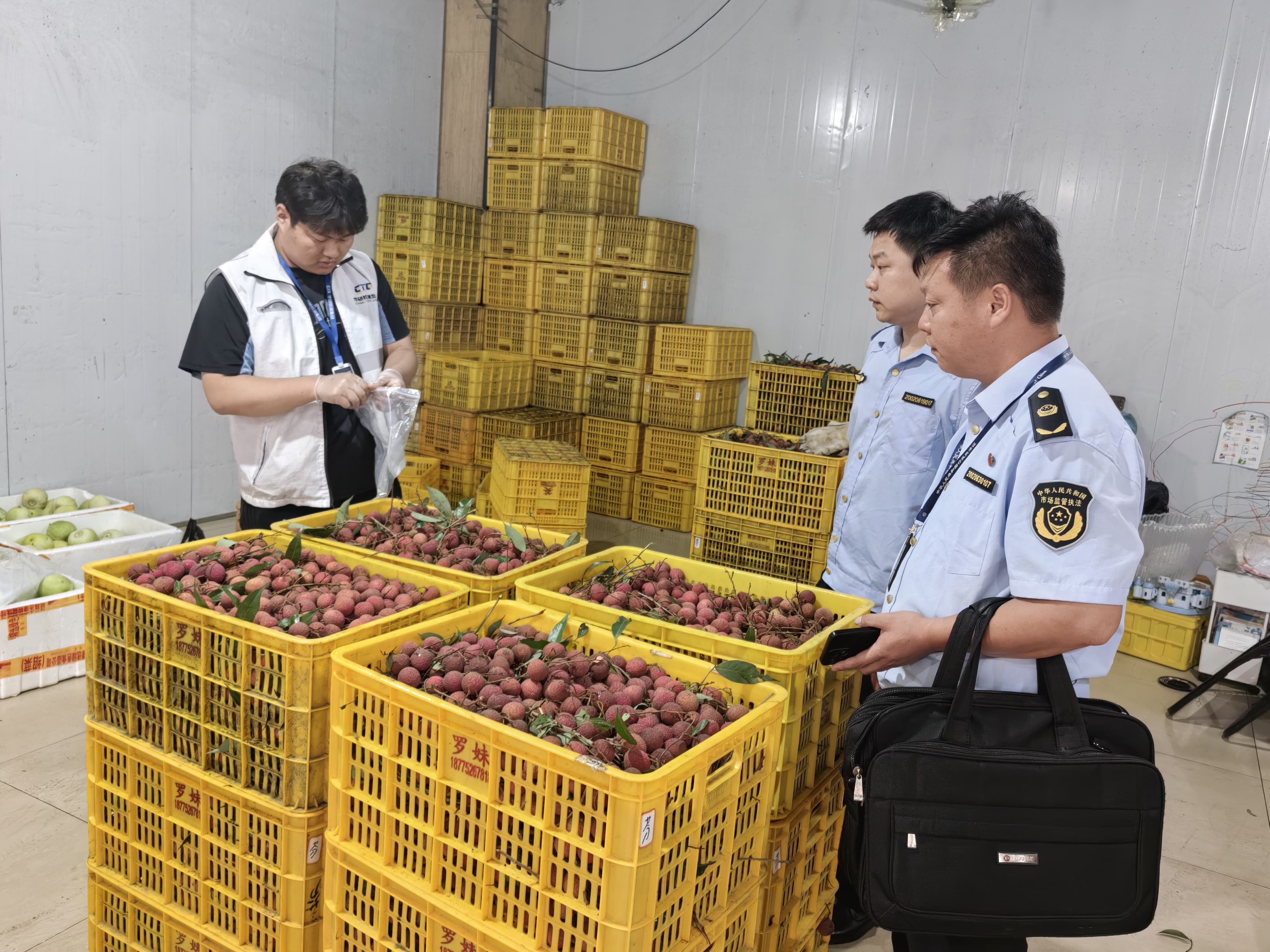 在水果批发市场开展荔枝抽检 (2).jpg
