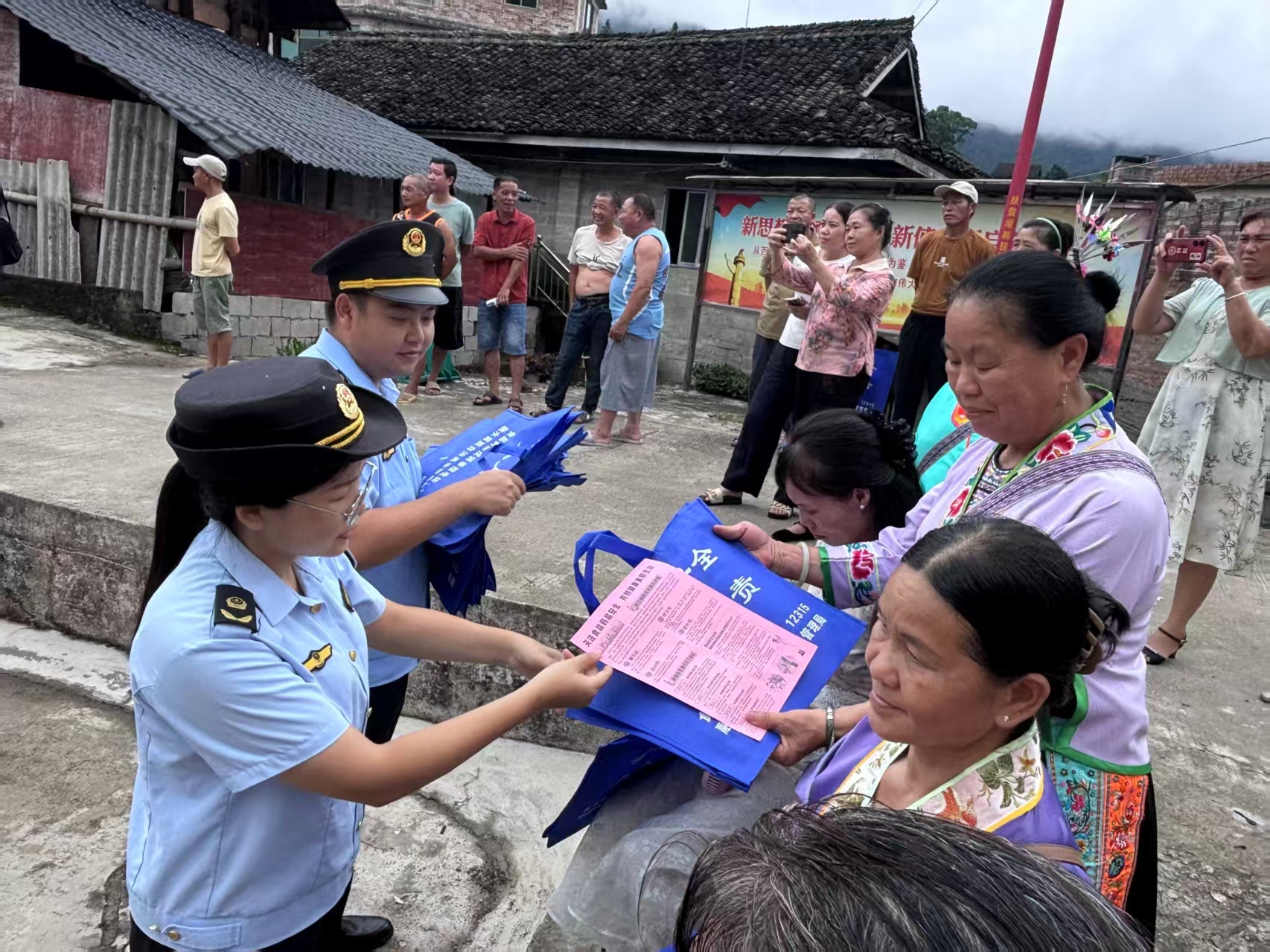 洞头市场监管所借力甲朵村“闹鱼节”开展食品安全宣传活动 (1).jpg
