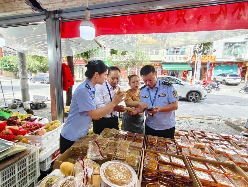 县纪委与市场监督管理局组建联合检查组,开展月饼专项检查 (4).jpg