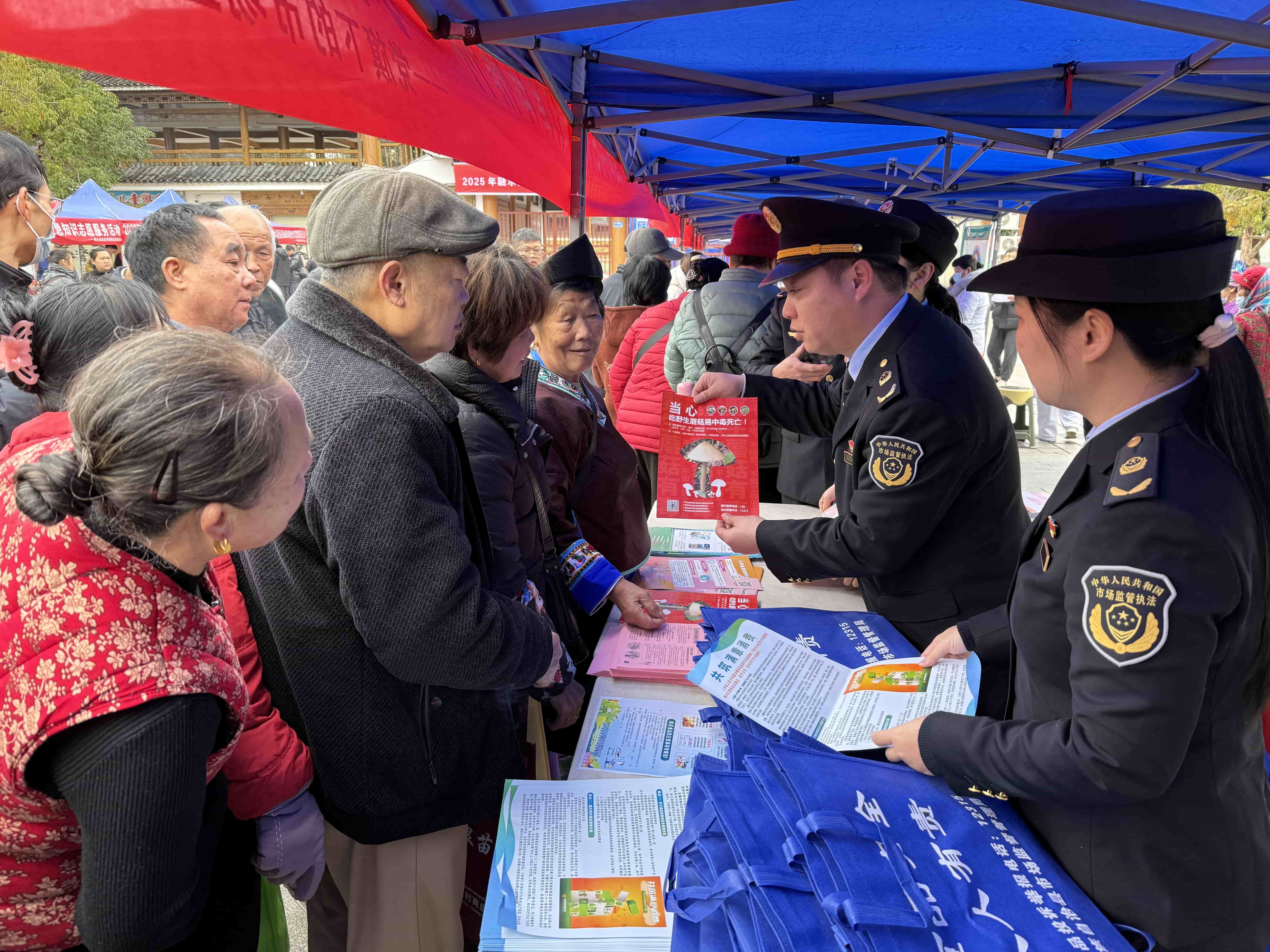 向群众宣传相关政策.jpg