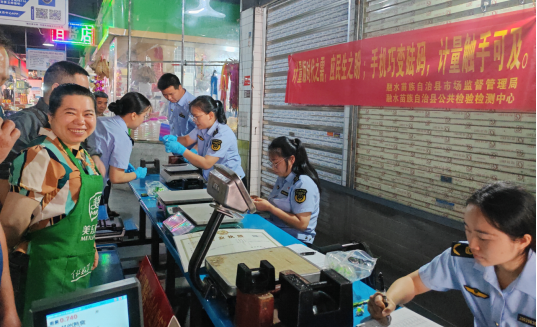 工作人员在玉华市场开展检测 (1).jpg