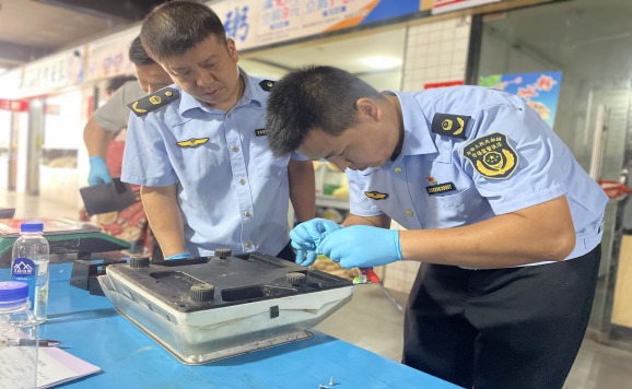 工作人员在玉华市场开展检测 (2).jpg