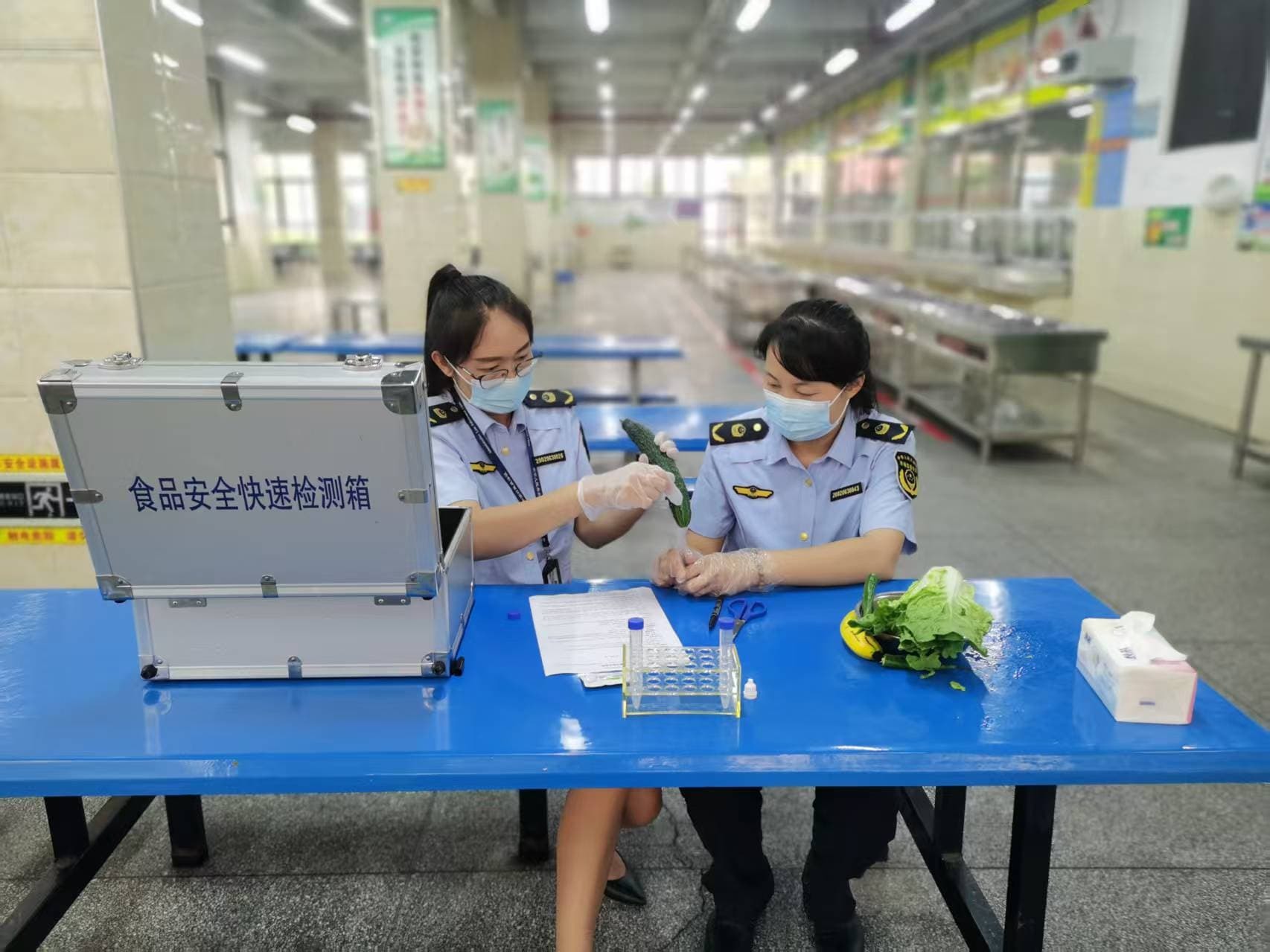 执法人员在驻点中学开展食品安全快速检测.jpg