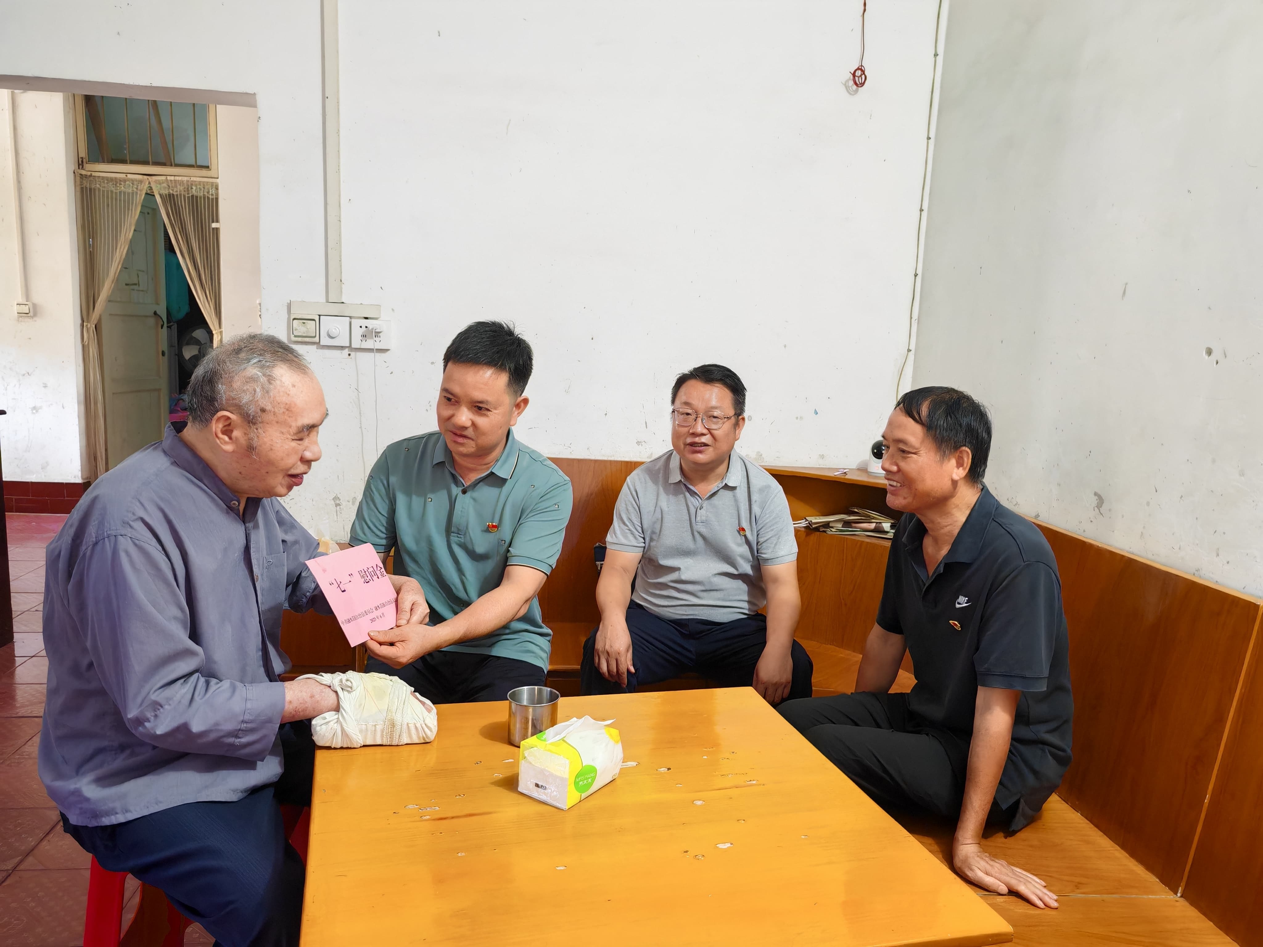 慰问困难党员 (2).jpg