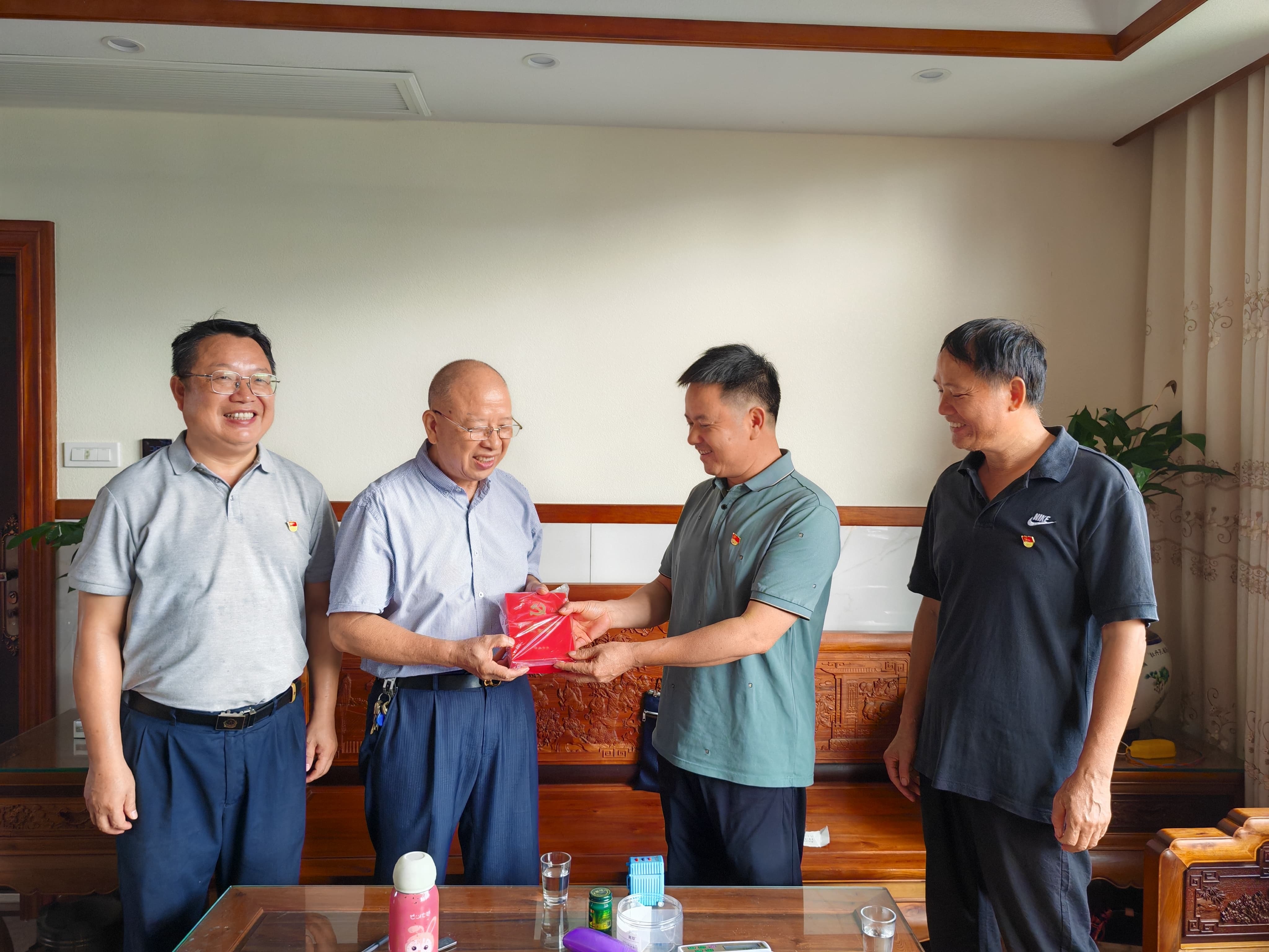 向“光荣在党50 年”老党员颁发纪念章.jpg