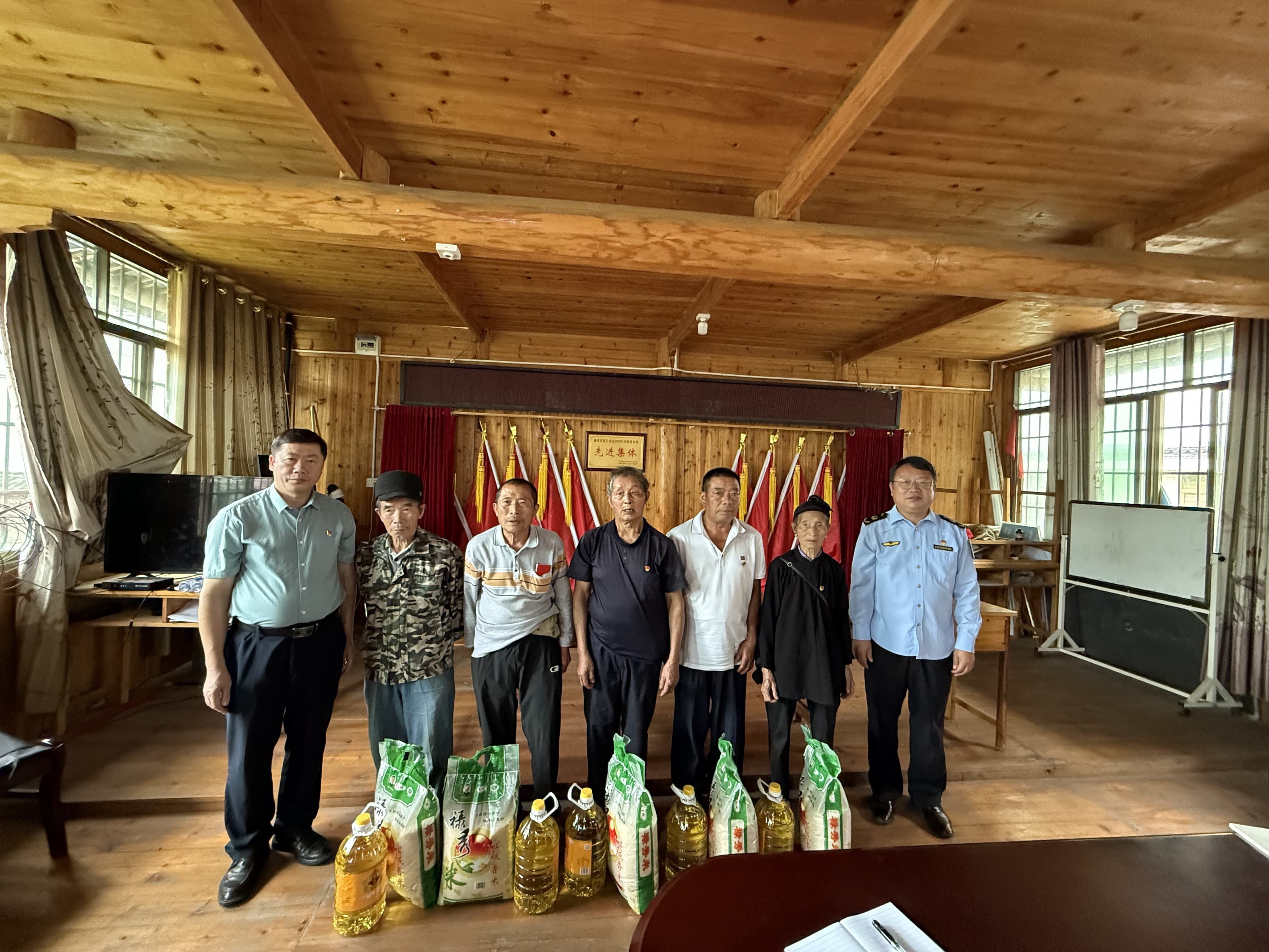 慰问归江村困难老党员 (1).jpg