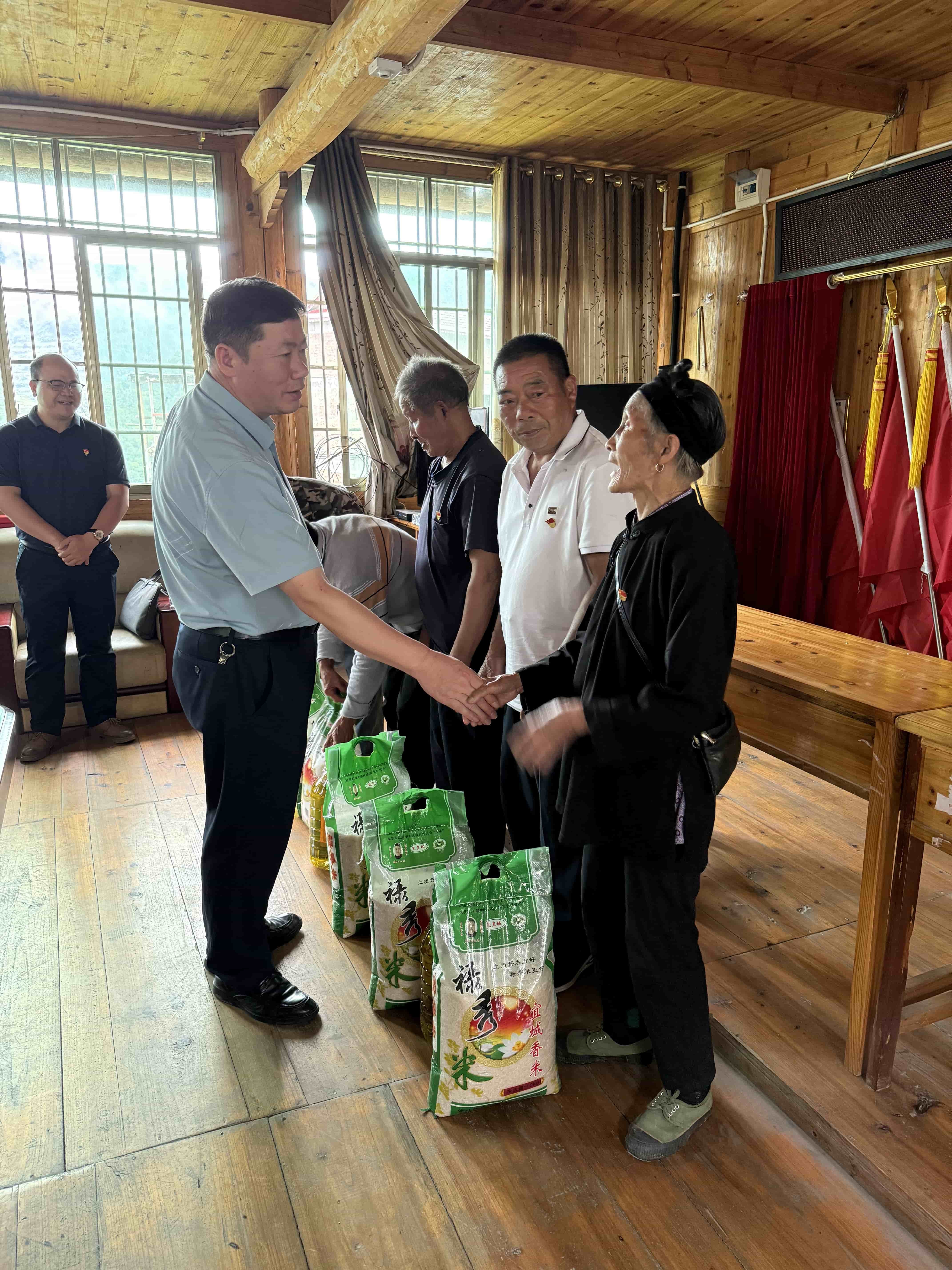 慰问归江村困难老党员 (2).jpg