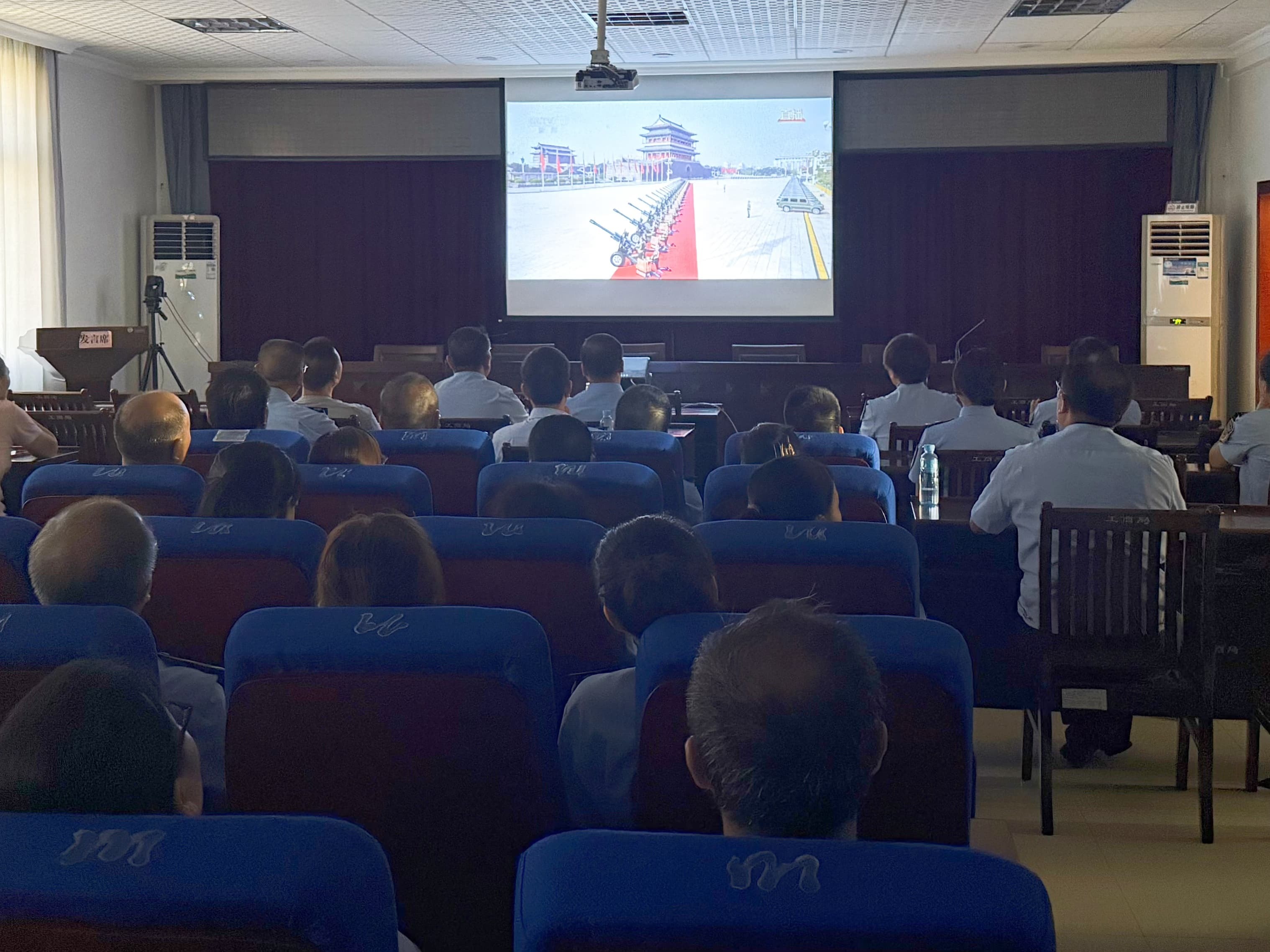 集中观看阅兵仪式 (3).jpg