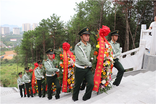 礼兵向人民英雄敬献花篮.jpg