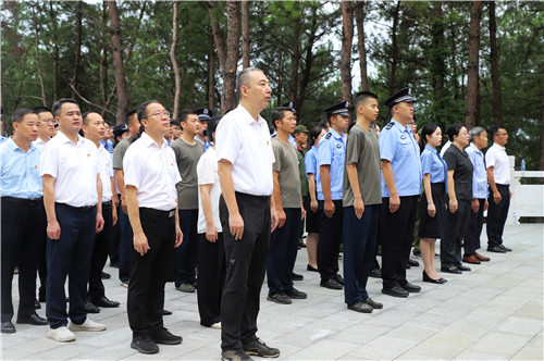 瞻仰烈士纪念碑 .jpg